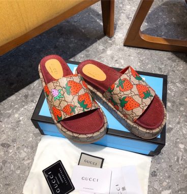 Gucci slippers sandals