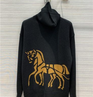 coach horse and carriage sweater