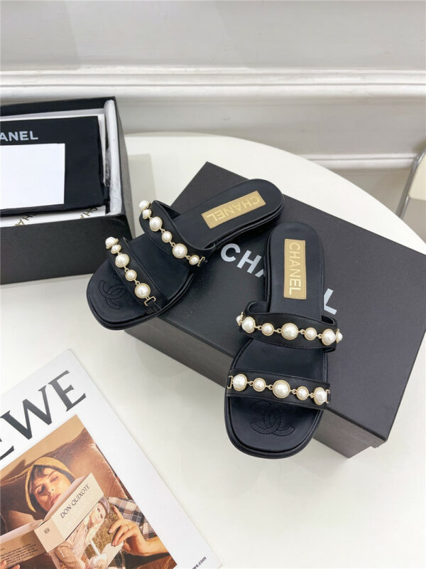 Chanel counter catwalk pearl slippers