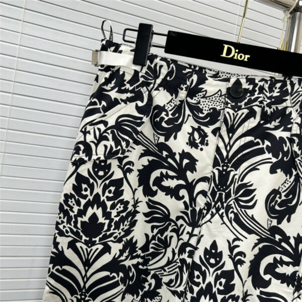 Dior printed holiday style slim waist button trousers