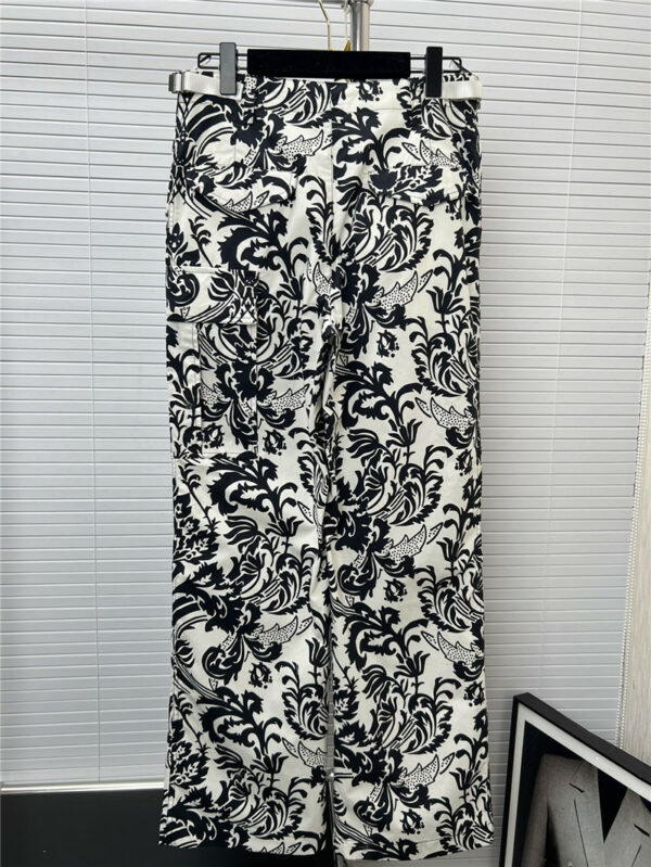Dior printed holiday style slim waist button trousers