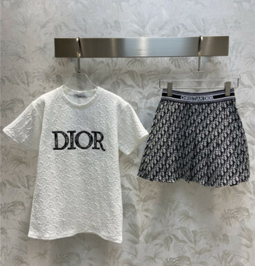 Dior short-sleeved top + letter jacquard skirt