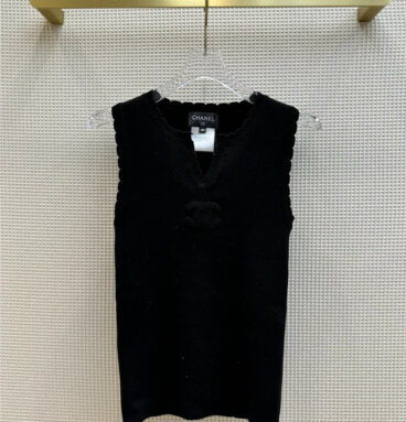 chanel black and white classic bottoming vest