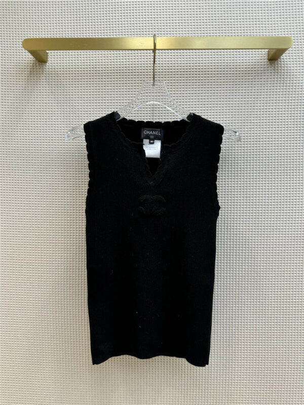 chanel black and white classic bottoming vest