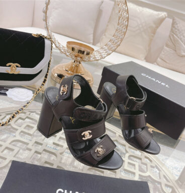 Chanel early spring catwalk new thick heel sandals