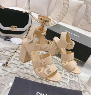 Chanel early spring catwalk new thick heel sandals