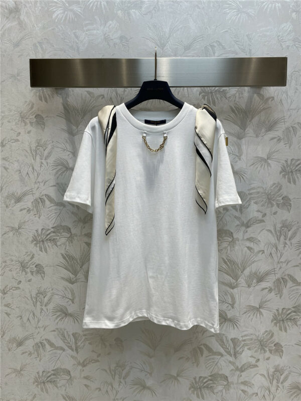 louis vuitton LV silk scarf with short-sleeved T-shirt