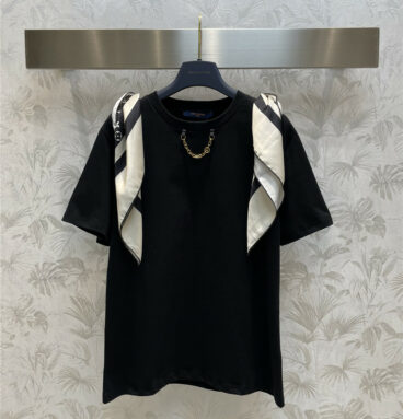 louis vuitton LV silk scarf with short-sleeved T-shirt