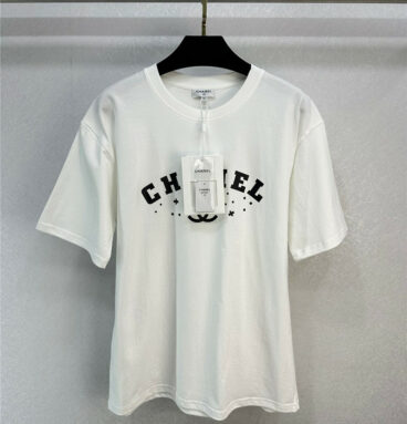 chanel letter logo T-shirt