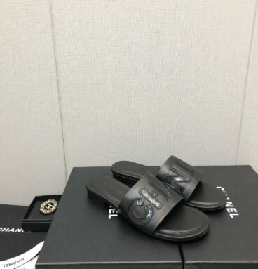 Chanel color matching letter leather buckle slippers