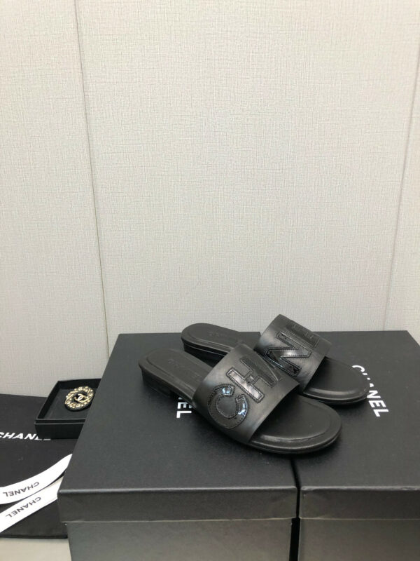 Chanel color matching letter leather buckle slippers