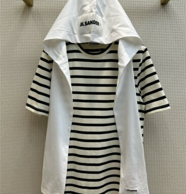 jil sander striped short-sleeved T-shirt + shawl hat