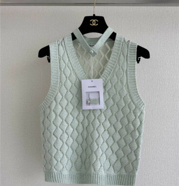 CHANEL's new V -neck item ring sweater vest