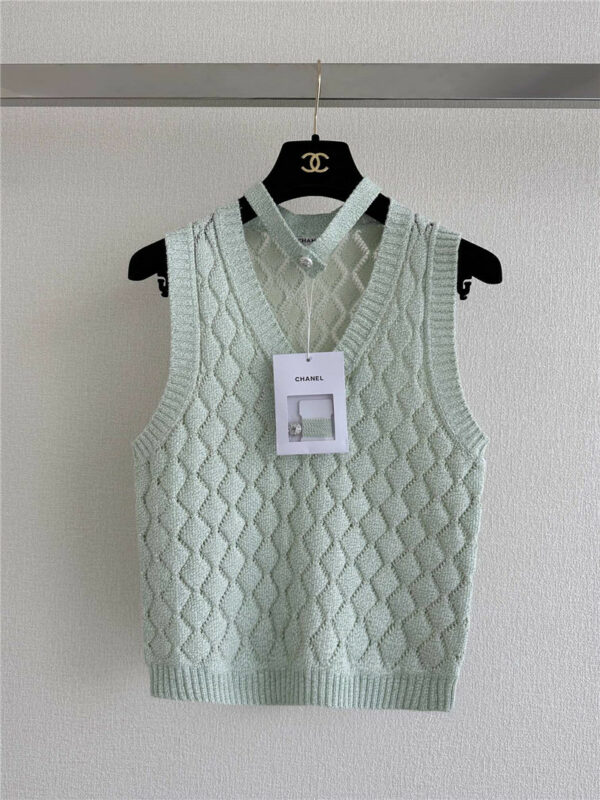 CHANEL's new V -neck item ring sweater vest