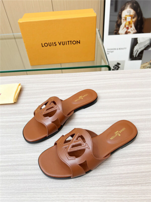 louis vuitton LV Milan fashion week catwalk slippers