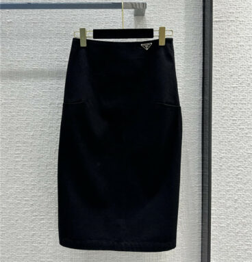 prada black pleated skirt