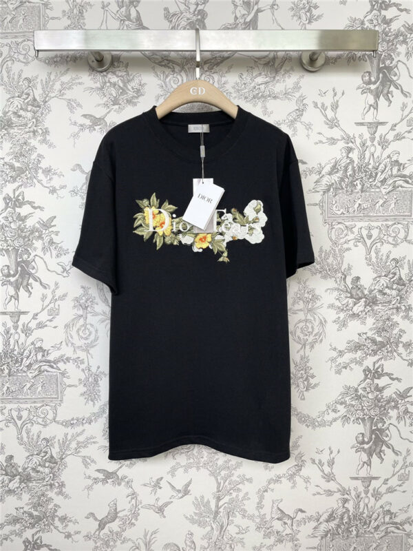 Dior spring and summer new flower embroidery letter T