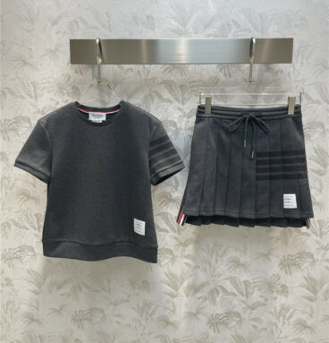 THOM BROWNE bar T-shirt + drawstring pleated skirt set