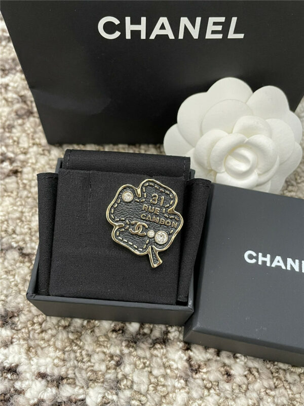 Chanel imitation leather four-leaf clover brooch