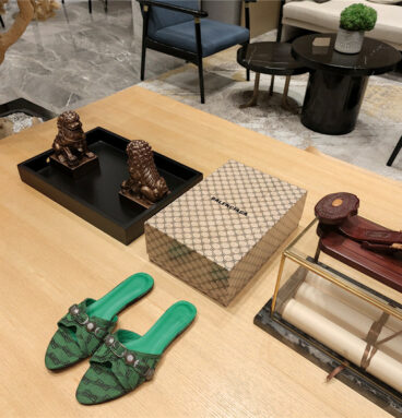 Balenciaga LeCagole series slippers