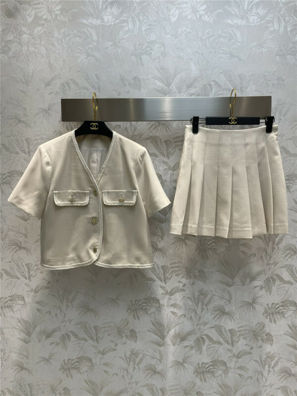 Chanel V-neck short top + pleated skirt suit