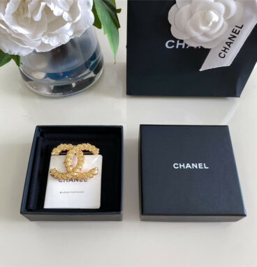 Chanel pink diamond gold shell brooch