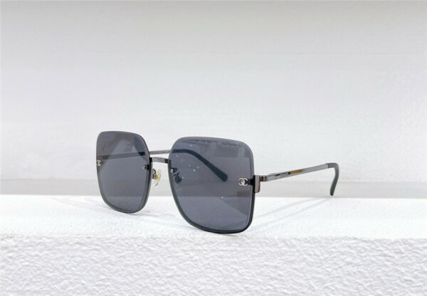 Chanel new noble elegant generous sunglasses