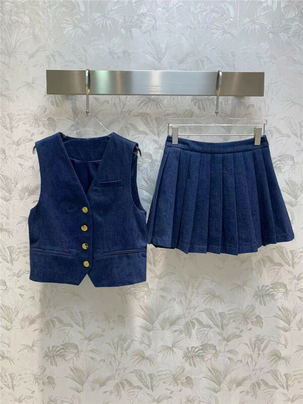 miumiu new V-neck vest + pleated skirt suit