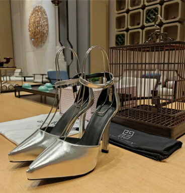Givenchy classic lock metal buckle pumps
