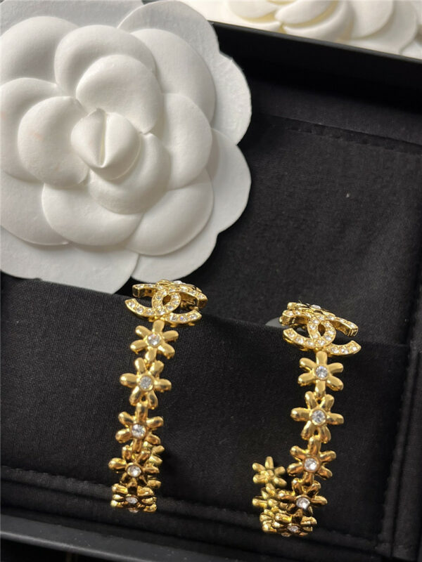 chanel small incense earrings
