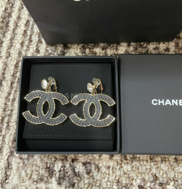 Chanel leather pattern black gold double c ear clip