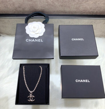 Chanel glossy double c necklace