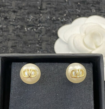 valentino logo pearl stud earrings