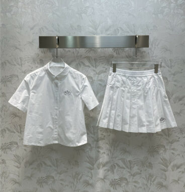Prada lapel short-sleeved shirt + high waist pleated skirt