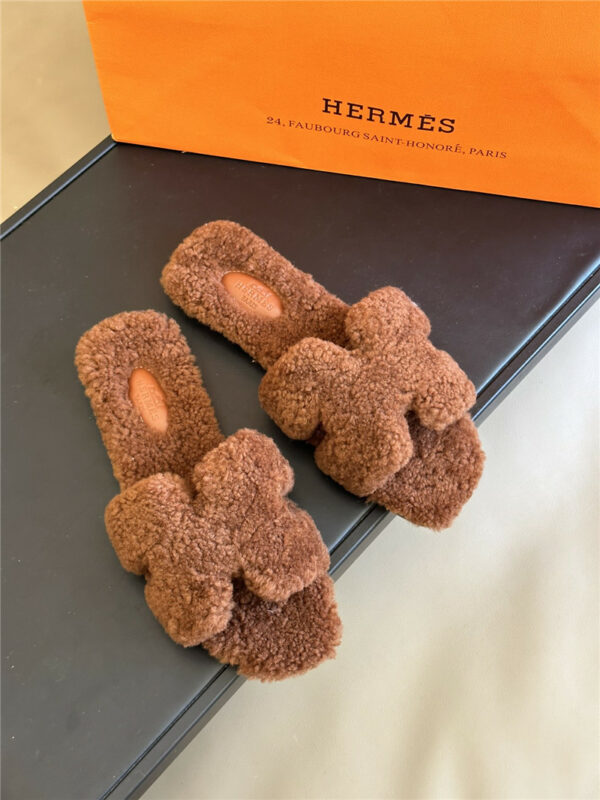 Hermès fur roll cake hair H slippers