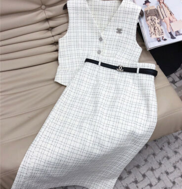 Chanel tweed vest + high waist skirt two-piece suit