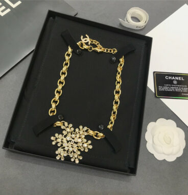 Chanel new snowflake short necklace
