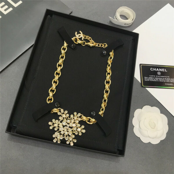 Chanel new snowflake short necklace
