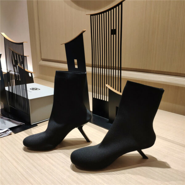 Balenciaga's new 7-shaped heel sock boots