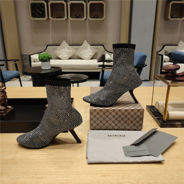 Balenciaga's new 7-shaped heel sock boots