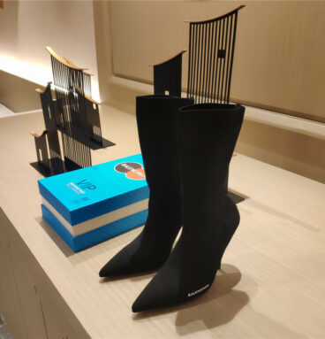 Balenciaga new cat with small boots