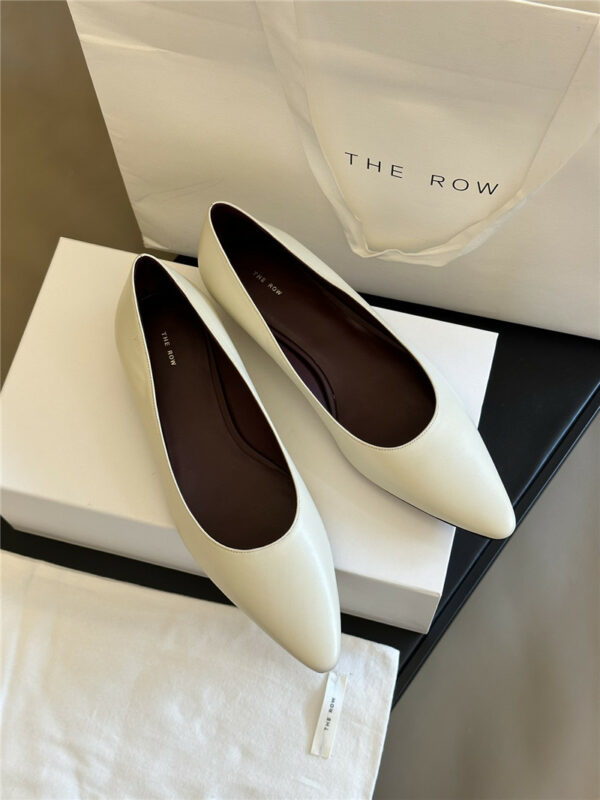 𝐓𝐡𝐞 𝐑𝐨𝐰 pointed shoes