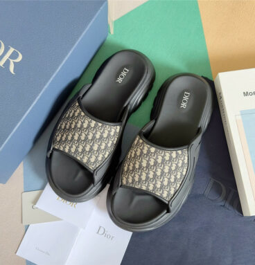 Dior couple models Oblique platform slippers