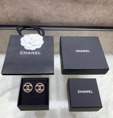 Chanel corrugated round C earrings