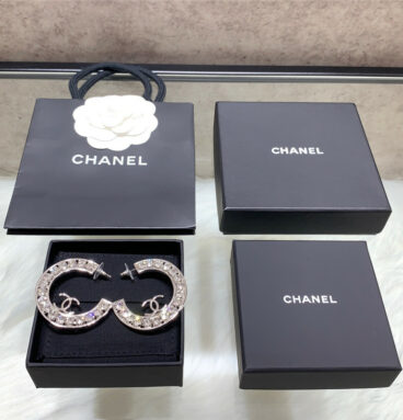 chanel hollow curved diamond earrings