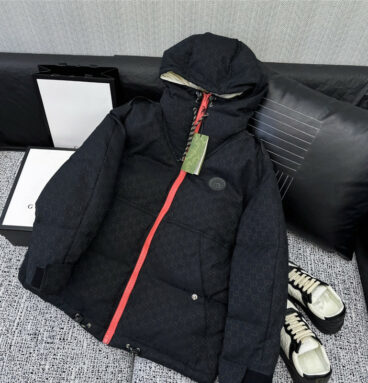 gucci classic logo jacquard cropped hooded down jacket