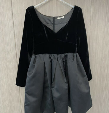 miumiu silk velvet large V-neck waist pleated fluffy skirt