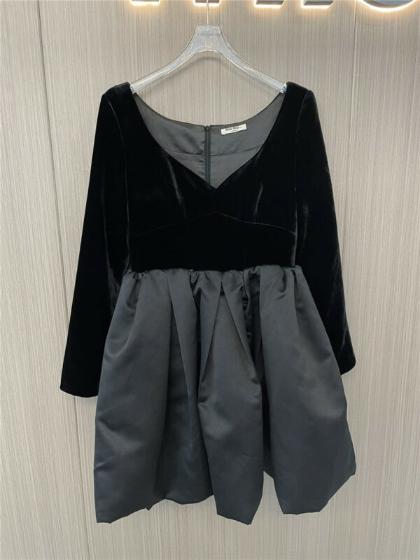 miumiu silk velvet large V-neck waist pleated fluffy skirt