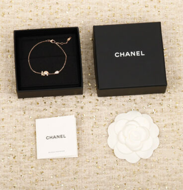 chanel new N°5 necklace