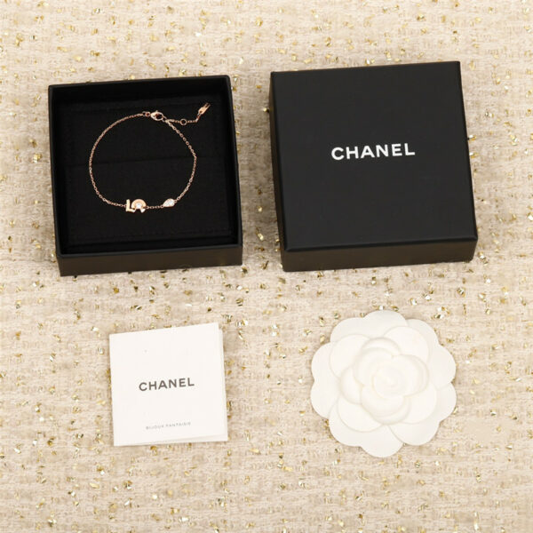 chanel new N°5 necklace
